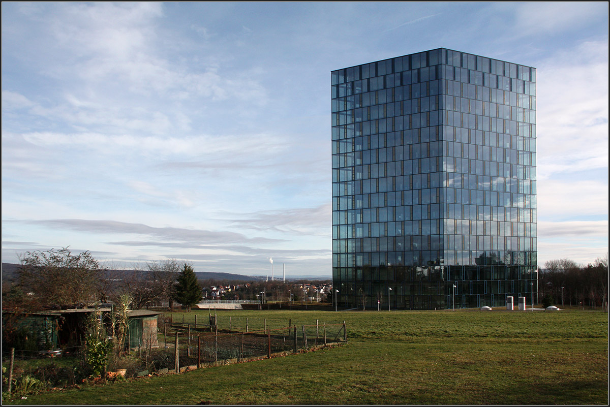 . Glsernes Brohaus oberhalb von Esslingen -

An der Talkante ber dem Esslinger Neckartal wurde 2015 ein vllig verglastes Brohochhaus der Firma Festo fertiggestellt. 

12.12.2015 (M)