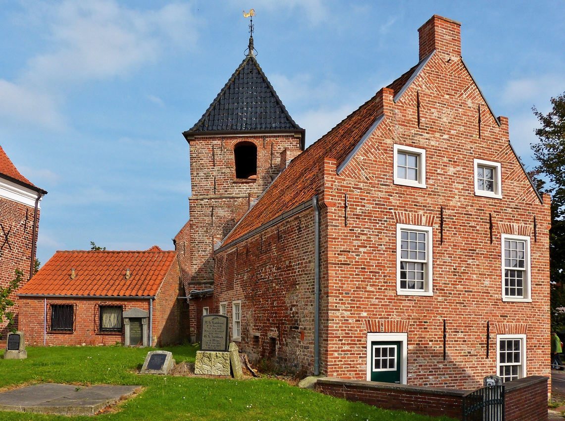 . Greetsiel (Krummhrn) -  Am Bollwerk in Greetsiel. Im Hintergrund sieht man den ehemaligen Glockenturm der evangelisch-reformierten Kirche. 06.10.2014 (Hans)