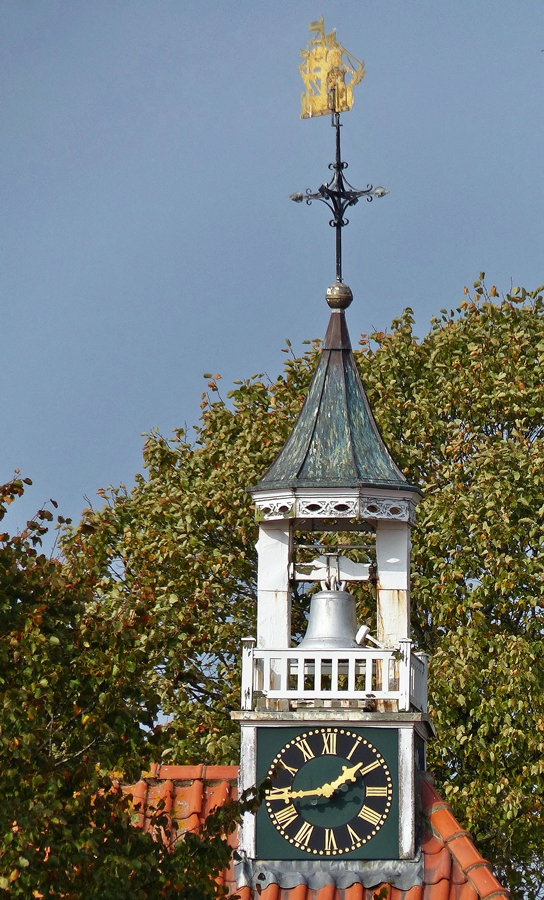 . Greetsiel (Krummhrn) - Bekrnt wird der Bau der evangelisch-reformierten Greetsieler Kirche von einem kleinen, mit einer Uhr ausgestatteten Dachreiter. Diesen ziert eine um 1730 entstandene Wetterfahne in Form eines Schiffes. Dargestellt ist ein Dreimaster mit drei gesetzten Rahsegeln. 06.10.2014