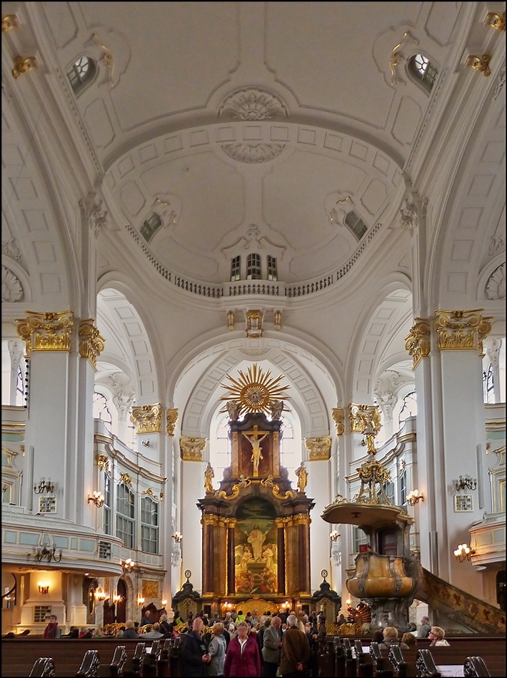 . Hamburg - Der Innenraum der evangelischen Hauptkirche Sankt Michaelis in Hamburg. 21.09.2013 (Jeanny)