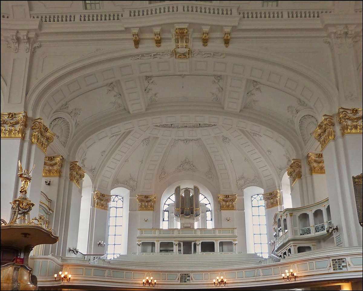 . Hamburg - Der Innerraum mit Orgel der evangelischen Hauptkirche Sankt Michaelis in Hamburg. 21.09.2013 (Jeanny)