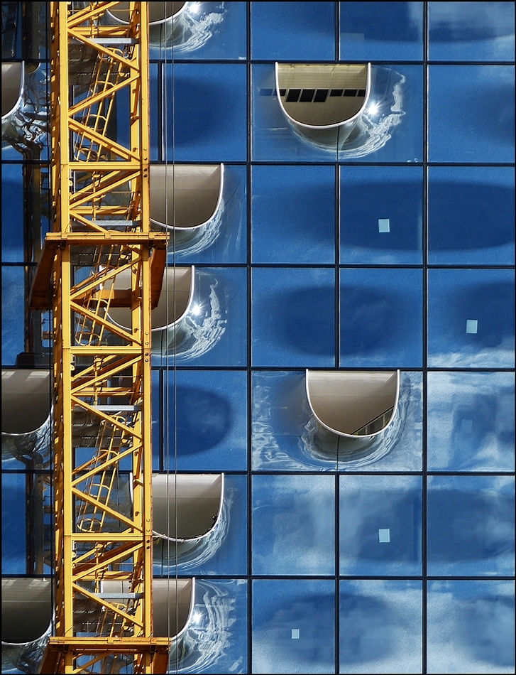 . Hamburg - Detailansicht der Fassade von der Elbphilharmonie in Hamburg. 19.09.2013 (Jeanny)