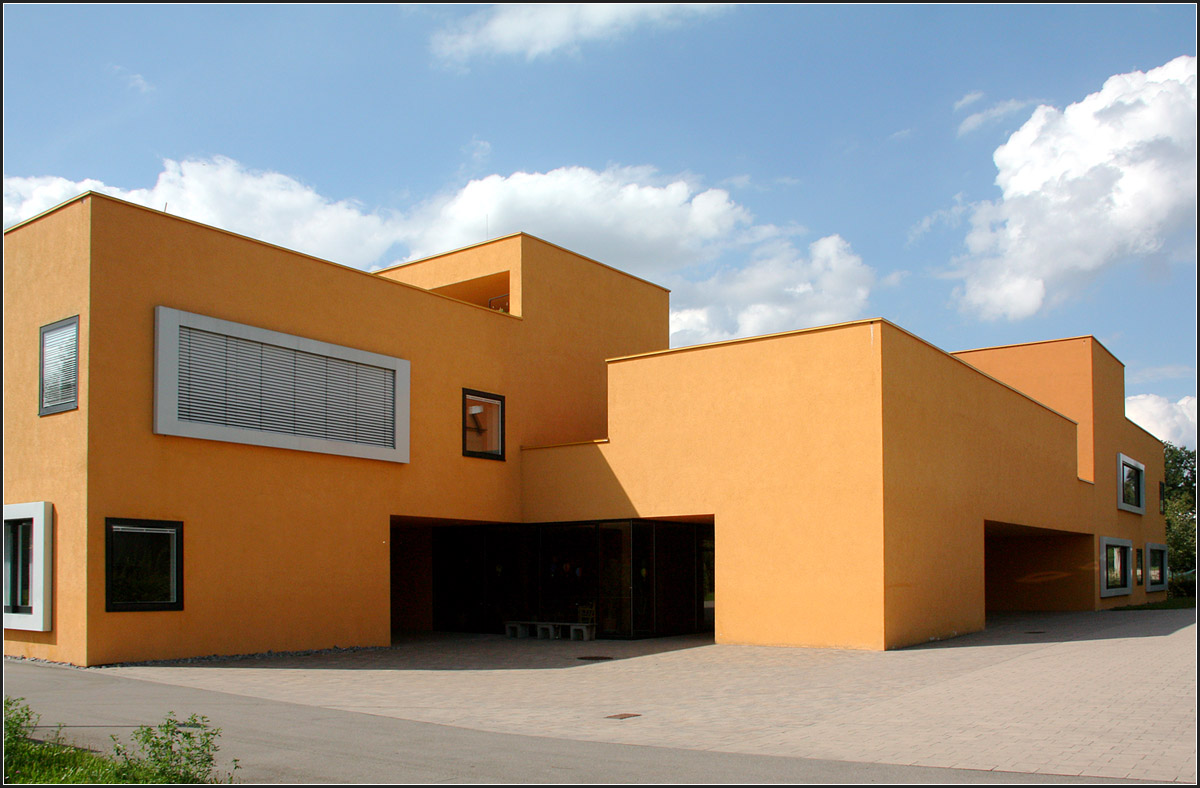 . Haselsteinschule Winnenden - 

Durch Zufall habe ich diese interessante Frderschule entdeckt. Ein plastisch geformter Baukrper mit ungewhnlichen Fenstern. Architekten: Diezinger Architekten, Fertigstellung: 2006 

Weitere Bilder:
http://architektur.startbilder.de/name/galerie/kategorie/architekten~verschiedene~2006-haselsteinschule-winnenden.html

21.08.2014 (Matthias) 