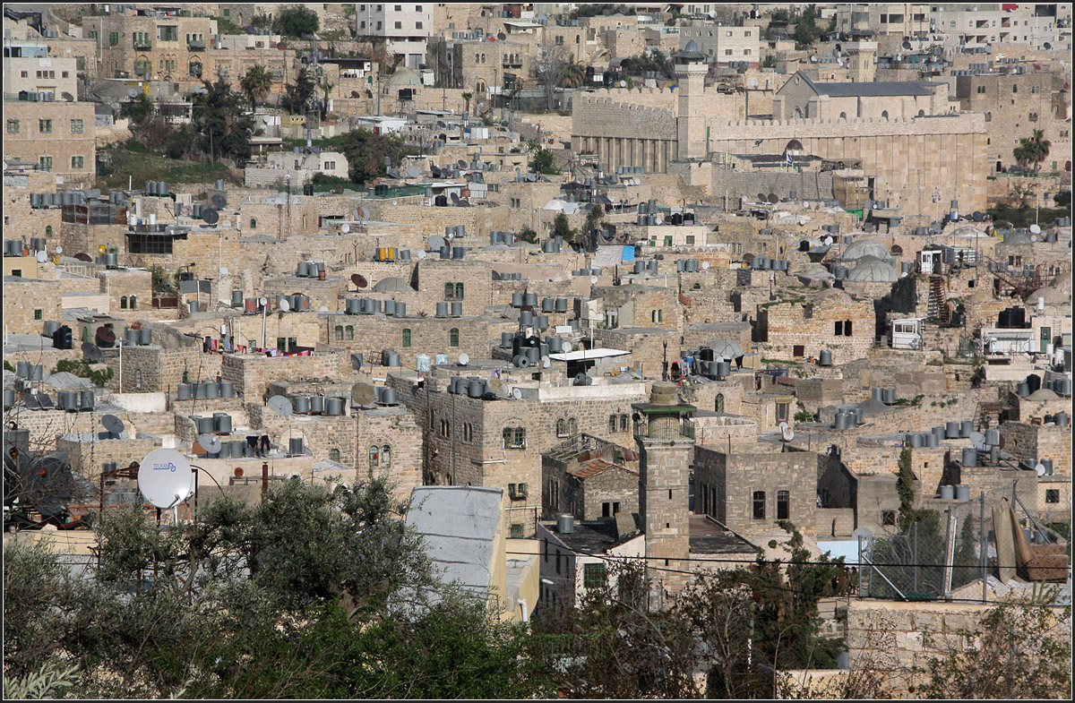 . Hebron -

Blick auf die Altstadt von Hebron, mit dem mchtigen 'Heiligtum ber der Hhle Machpela' (Haram el Khalil) recht oben im Bild. Hebron ist die grte palstinensische Stadt im Westjordanland mit ber 160 000 Einwohnern, ca. 30 km sdlich von Jerusalem.

22.03.2014 (Matthias)