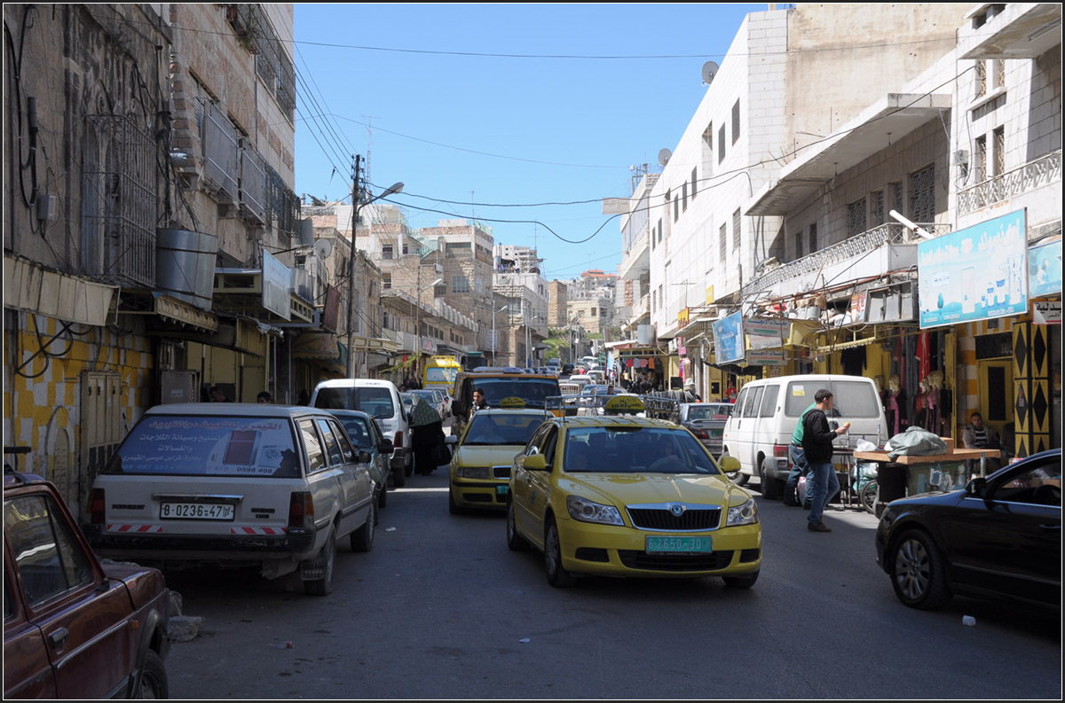 . Hebron -

Blick in die Be'er Sheva Road in Hebron, einer Innenstadtstrae mit etwas chaotischem Autoverkehr. Geht man von hier in die andere Richtung, in die David Ha'Melech Street ndert sich das Bild vllig, siehe nchstes Bild.

22.03.2014 (Matthias)