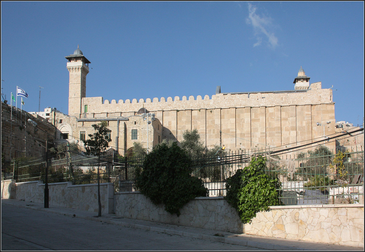 . Hebron -

Heiligtum ber Hhle Machpela. Hier sollen sich die letzten Ruhestdten von Abraham Isaak, Jakob und deren Frauen befinden. Daher ist dieser Ort sowohl fr die Juden, die Christen als auch fr die Muslime heilig. Das Gebude ist im Innern in eine Moschee und eine Synagoge aufgeteilt. 1994 richtete ein jdischer Arzt in der Moschee ein Massager an, mit 29 Toten und ber 100 verletzten.

22.03.2014 (Matthias)