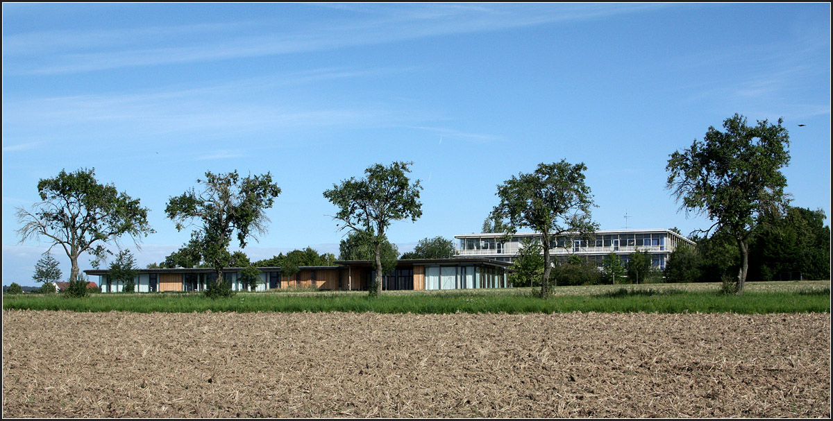 . Hilde-Domin-Schule Herrenberg -

1983 wurde die Hilde-Domin-Schule in Herrenberg fertiggestellt. Geplant wurde sie von Bro von Gnter Behnisch (Behnisch und Partner). Im Bild der mehrgeschossige Bau rechts. 2007 wurde sie dann vom Bro des Sohnes von Gnter Behnisch, Stefan Behnisch (Behnisch Architekten) erweitert: der flache Holzpavillon rechts.

Viele weitere Aufnahmen - 
http://architektur.startbilder.de/name/galerie/kategorie/architekten~behnisch-architekten~2007-helene-domin-schule-herrenberg.html
und -
http://architektur.startbilder.de/name/galerie/kategorie/architekten~behnisch-und-partner~1983-hilde-domin-schule-herrenberg.html -

August 2014 (Matthias)