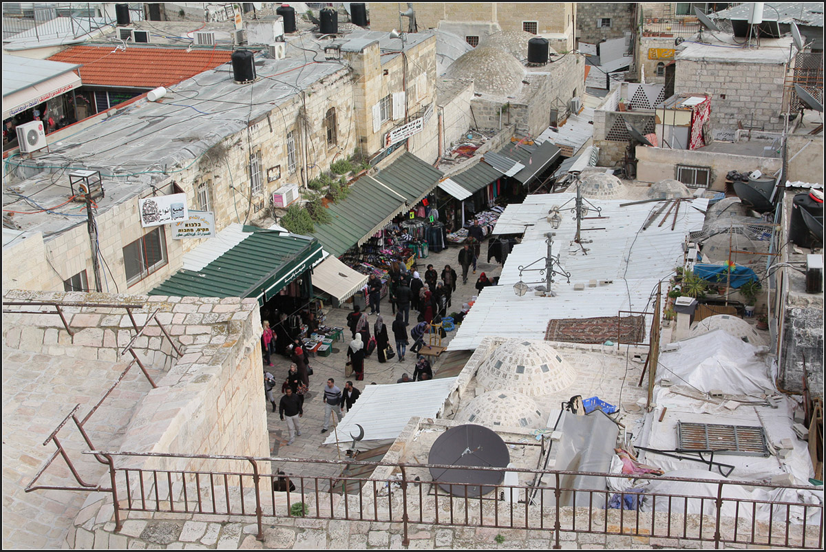 . Hinter dem Damaskustor - 

Blick vom Damaskustor auf die Beit HaBad Street, einer langen Marktgasse, die sich von hier bis ins jdische Viertel von Nord nach Sd mitten durch die Altstadt von Jerusalem zieht.

18.03.2014 (Matthias)

