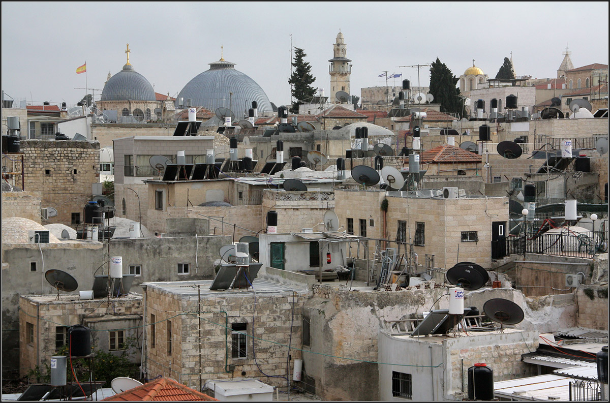 . Hinber zur Grabeskirche -

Blick ber die Jerusalemer Dcher zu den beiden Kuppeln der Grabeskirche.

18.03.2014 (Matthias)