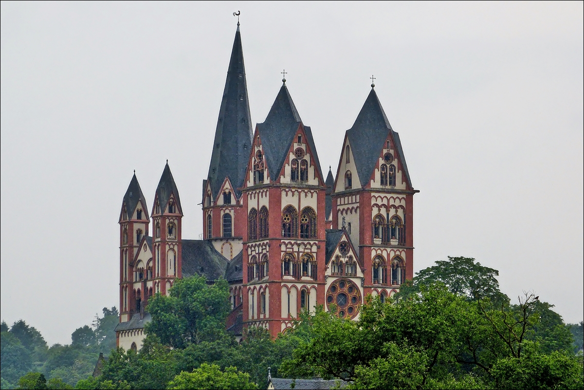 . Hoher Dom zu Limburg. 26.05.2014 (Hans)

Der Limburger Dom ist als hervorragendes Beispiel sptstaufischer Baukunst mit weitgehend erhaltener originaler Raumfassung und etlichen qualittvollen Ausstattungsstcken ein national bedeutendes Kulturdenkmal hchsten Ranges. In beraus beeindruckender landschaftlicher Lage auf dem felsigen Steilufer der Lahn gelegen, prgt er nicht nur das Stadtbild, sondern in der Fernsicht die gesamte nhere Umgegend.
