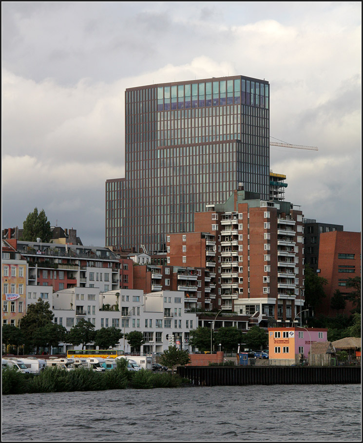 . Hohes Hotel -

Empire Riverside Hotel in Hamburg St.Pauli, geplant von Chipperfield architects, 2007 fertiggestellt.

http://architektur.startbilder.de/name/galerie/kategorie/architekten~david-chipperfield-architects~2007-empire-riverside-hotel-hamburg.html

29.08.2011 (Matthias)