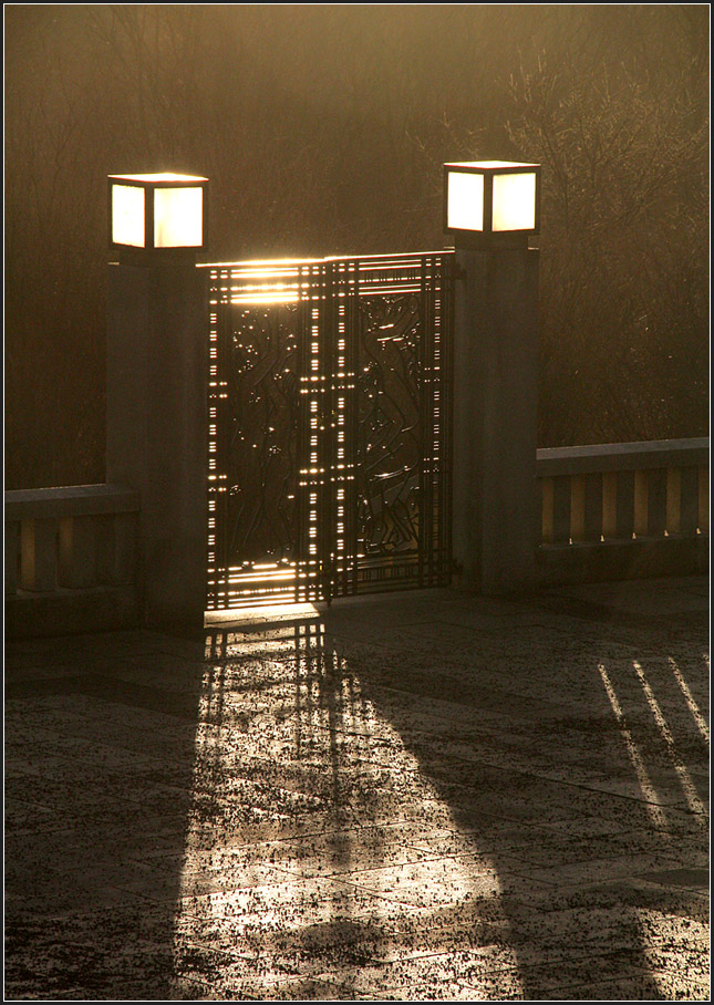 . Im Gegenlicht - 

Blick zurck zu einem der Tore des Monilittenbereiches der Vigeland-Anlage.

Oslo, 29.13.2013 (Matthias)