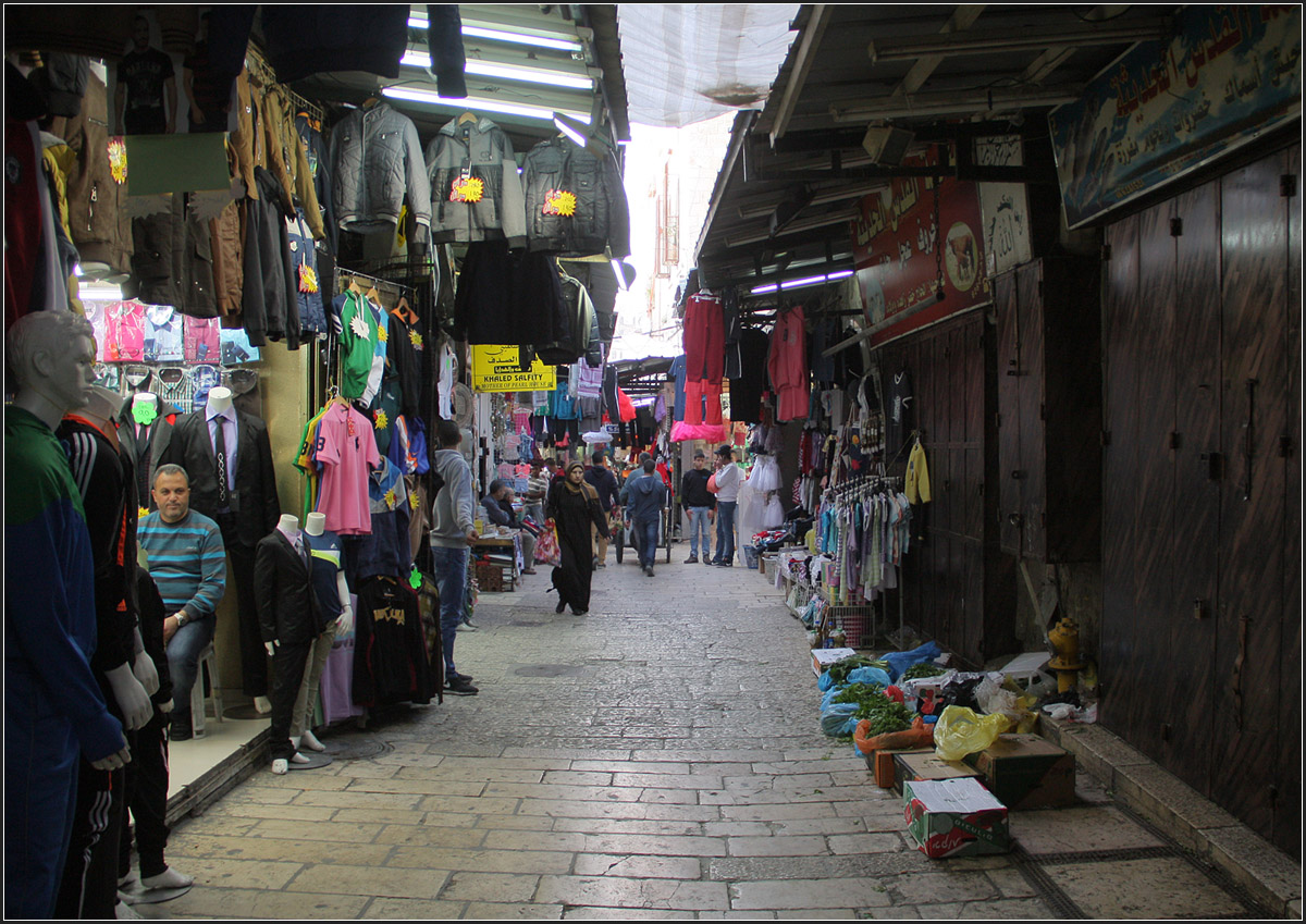 . Im Suq -

Marktgasse in der Altstadt von Jerusalem, wo genau kann ich nicht mehr sagen.

24.03.2014 (Matthias)