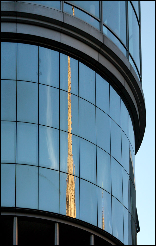 . In die Länge gezogen -

Im 1990 fertiggestellten Haas-Haus am Wiener Stephansplatz spiegelt sich langgezogen der Turm des Stephansdomes.

02.06.2015 (M)