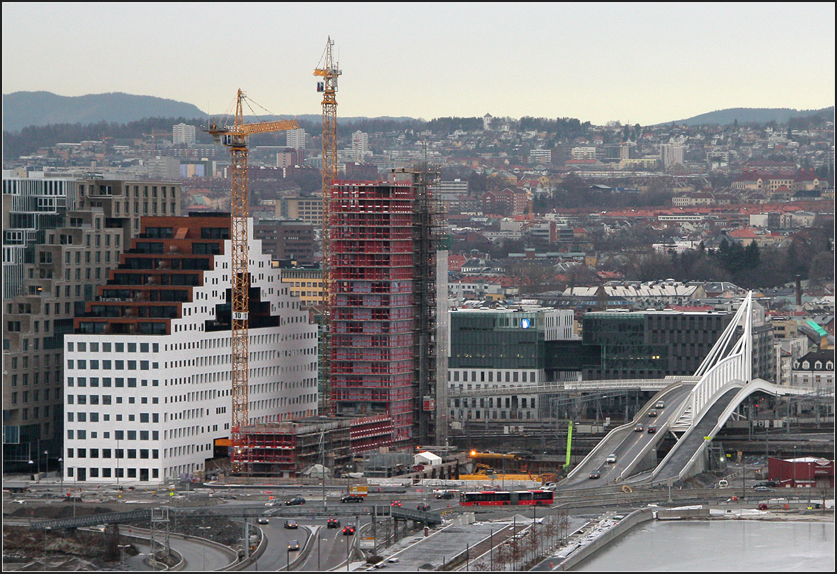 . Irgendwie wie ein Lego-Haus -

Das Gebude B der DNB Nor nahezu am stlichen Rand des Barcode-Projekts in Oslo. Daneben befindet sich ein weiters Bauwerk in der Realisierung. Interessant auch die neue Straen- und Fugngerbrcke ber die Bahnanlagen mit der hellen Stahlfachwerkkonstruktion. Fotostandpunkt war der Ekebergpark.

30.12.2013 (Matthias)