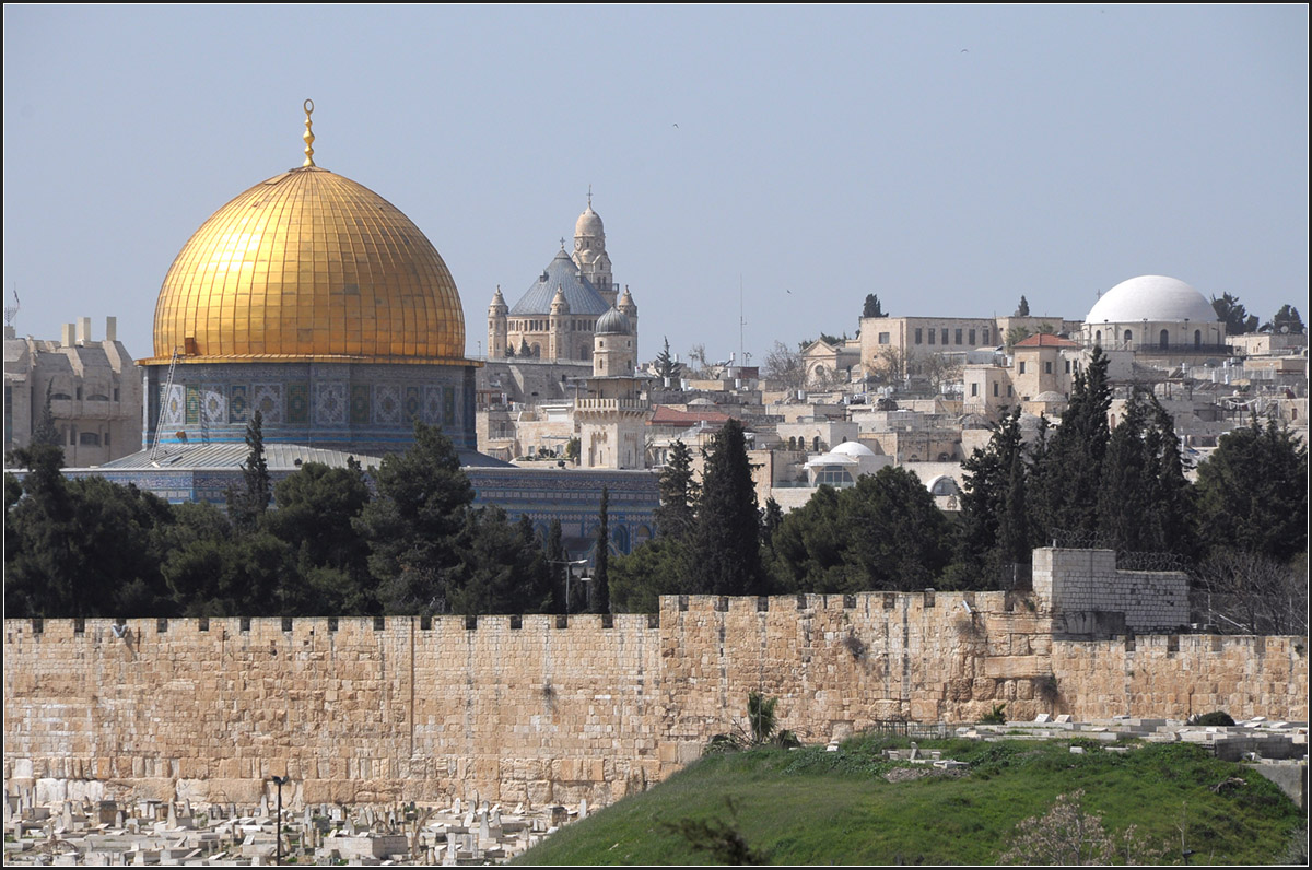 . Islam, Christentum, Judentum - 

fr alle drei groen monotheistischen Weltreligionen hat Jerusalem eine besondere Bedeutung. Links der Felsendom (Islam), rechts dahinter die Dormitio-Kirche und ganz links die helle Kuppel der Sephardischen Synagoge.

19.03.2014 (Jonas)