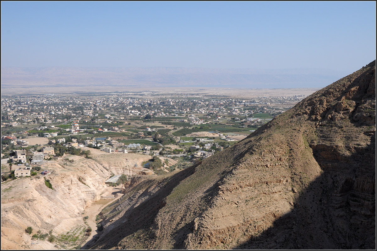 . Jericho -

Aussicht vom Berg der Versuchung auf Jericho im Jordantal. Jericho gilt sowohl als die tiefste Stadt der Welt mit -223 Meter unter dem Meerespiegel, als auch die wohl lteste durchgehend bewohnte Stadt der Erde.

21.03.2014 (Jonas)