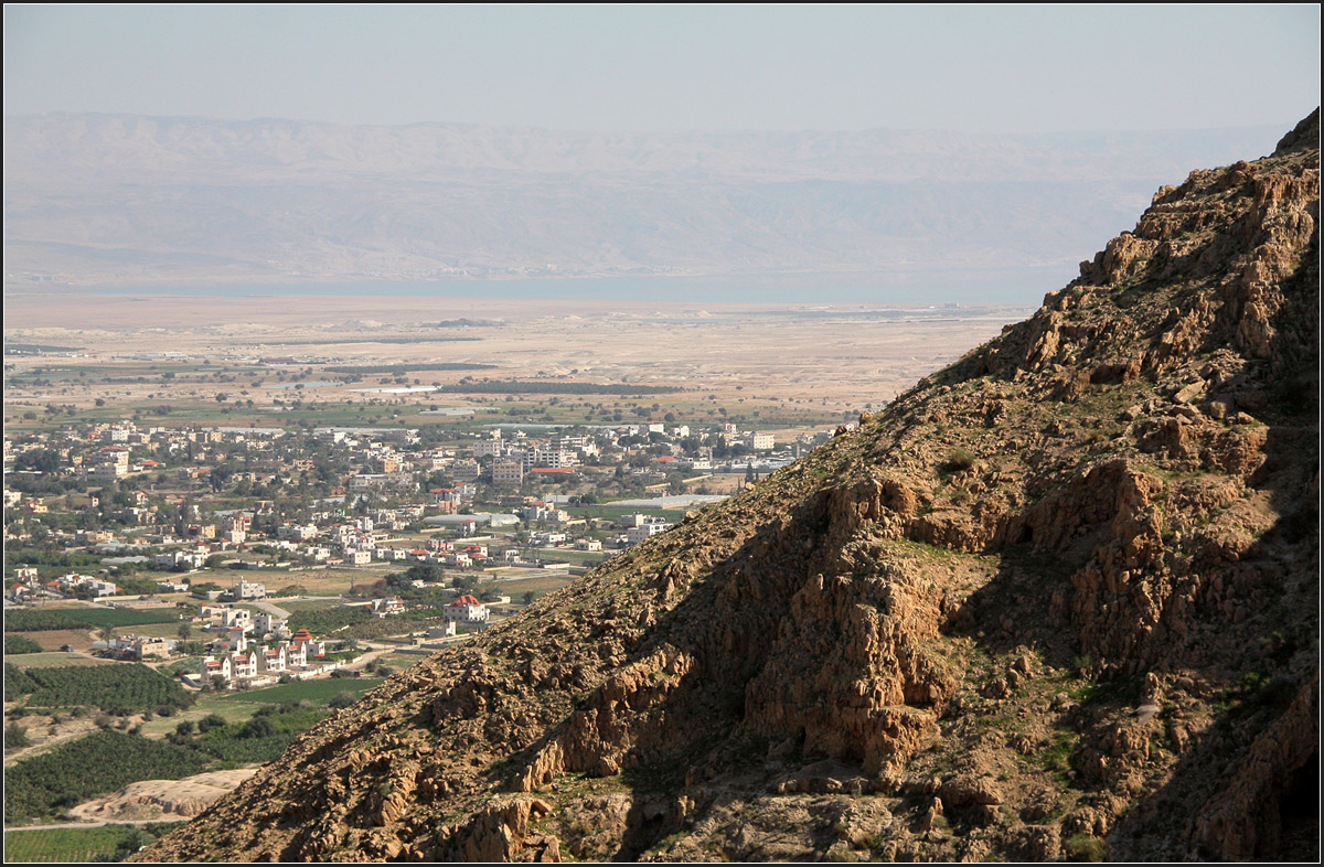 . Jericho -

Jericho und das Tote Meer im Jordantal. Im Hintergrund im Dunst die jordanischen Berge. Aufgenommen vom Berg der Versuchung oberhalb Jerichos, aber immer noch unter dem Meeresspiegel.

21.03.2014 (Matthias)

