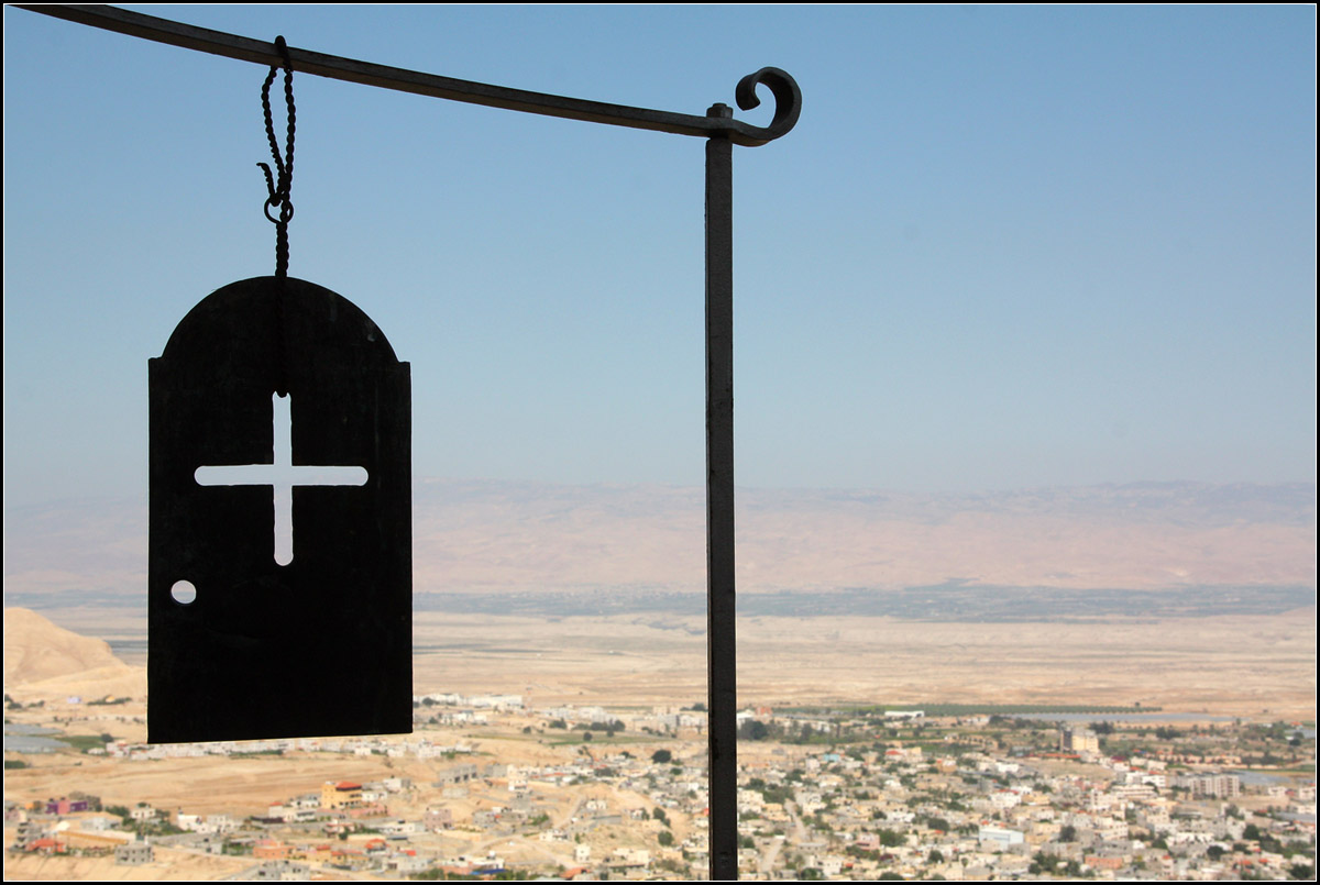 . Jericho und das Jordantal -

Blick von einem Balkon des griechisch-orthodoxen Kloster Qarantal hinunter auf die Stadt und ins Tal.

21.03.2014 (Matthias)