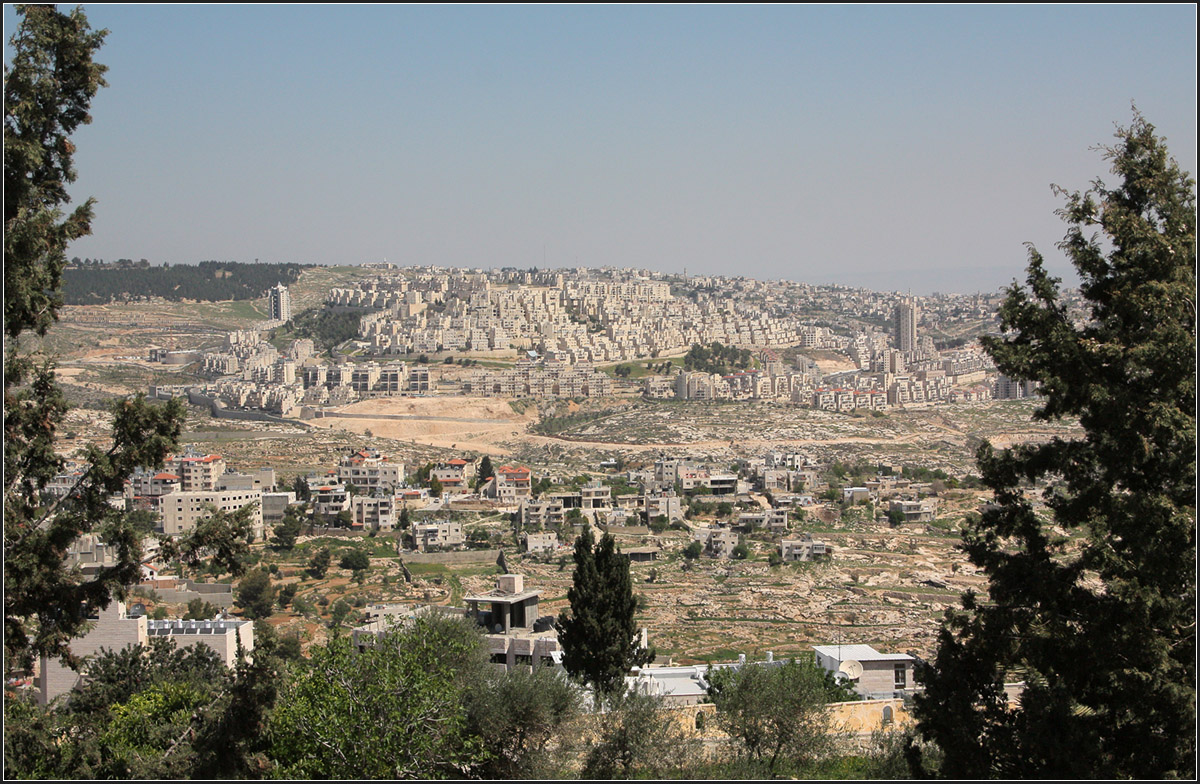 . Jdische Siedlung im erweiterten Ostjerusalem -

Blick von Bethlehem hinber zur Siedlung Har Choma. Das Bild wurde in der Nhe der Geburtskirche aufgenommen.

27.03.2014 (Matthias)