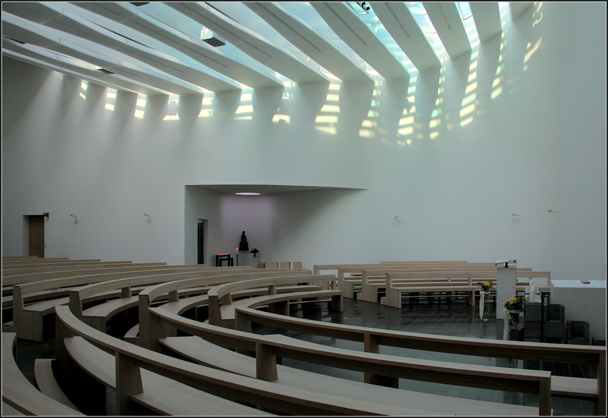 . 'Kirche am Meer' in Schillig -

Ein Blick ins Innere. Je nach Sonnenstand ergibt sich ein anderes Licht- und Schattenbild an den Wnden.

20.11.2012 (Matthias)