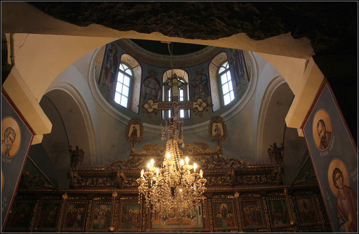 . Kirche an der Felswand -

Kleiner Kirchenraum mit Kuppel des griechisch-orthodoxen Kloster Qarantal oberhalb von Jericho.

21.03.2014 (Matthias)