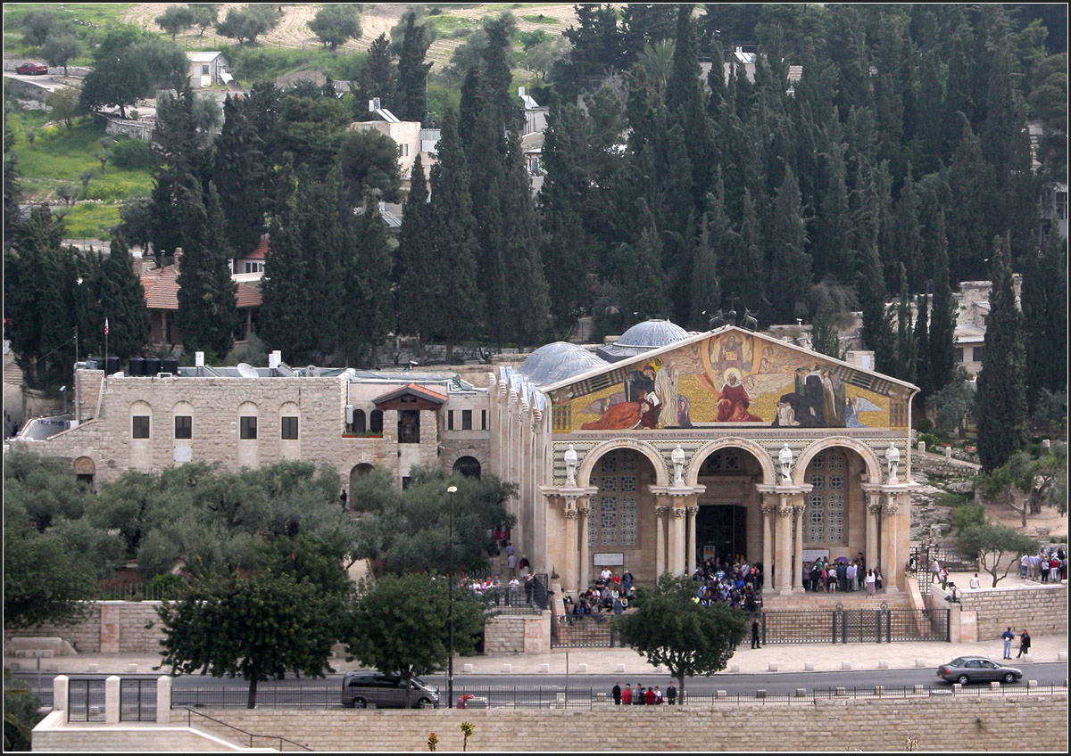 . Kirche der Nationen am Garten Gethsemane -

Die Kirche der Nationen wurde zwischen 1919 und 1924 errichtet. Auffllig das Giebelmosaik. Das Dach besteht aus zwlf kleinen Kuppeln. Der Garten Gethsemane befindet sich links neben der Kirche.

24.03.2013 (Matthias)