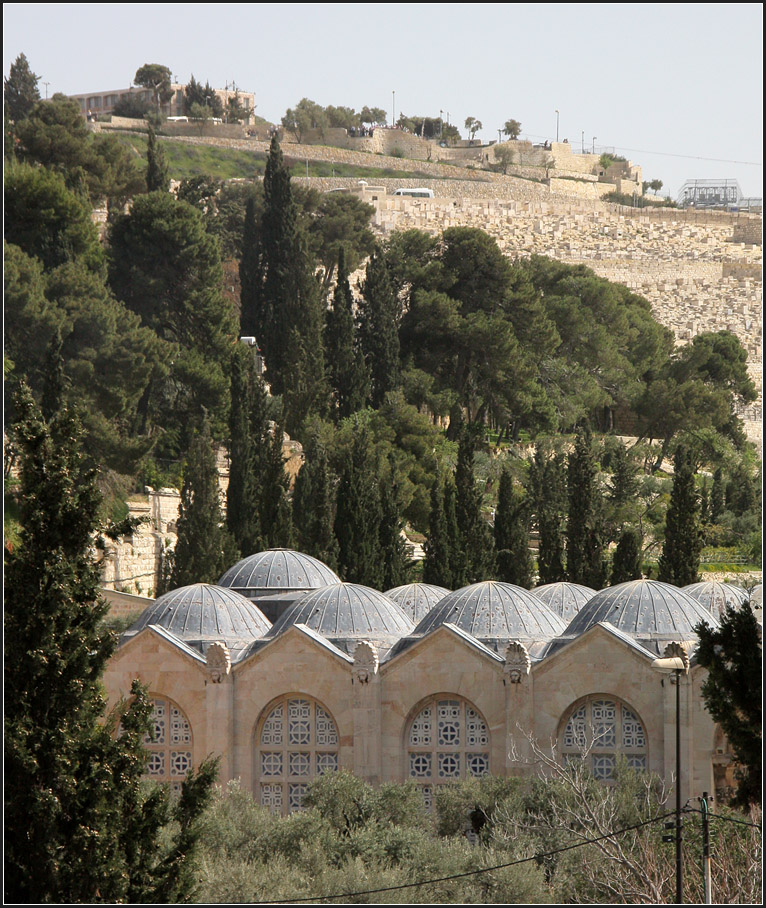 . Kirche der Nationen unter dem lberg -

Blick auf das Kuppeldach und die Nordfassade der Kirche der Nationen am Garten Gethsemane. Oben rechts ein Teil des jdischen Friedhofes am Hang des lbergs.

Jerusalem, 19.03.2014 (Matthias)