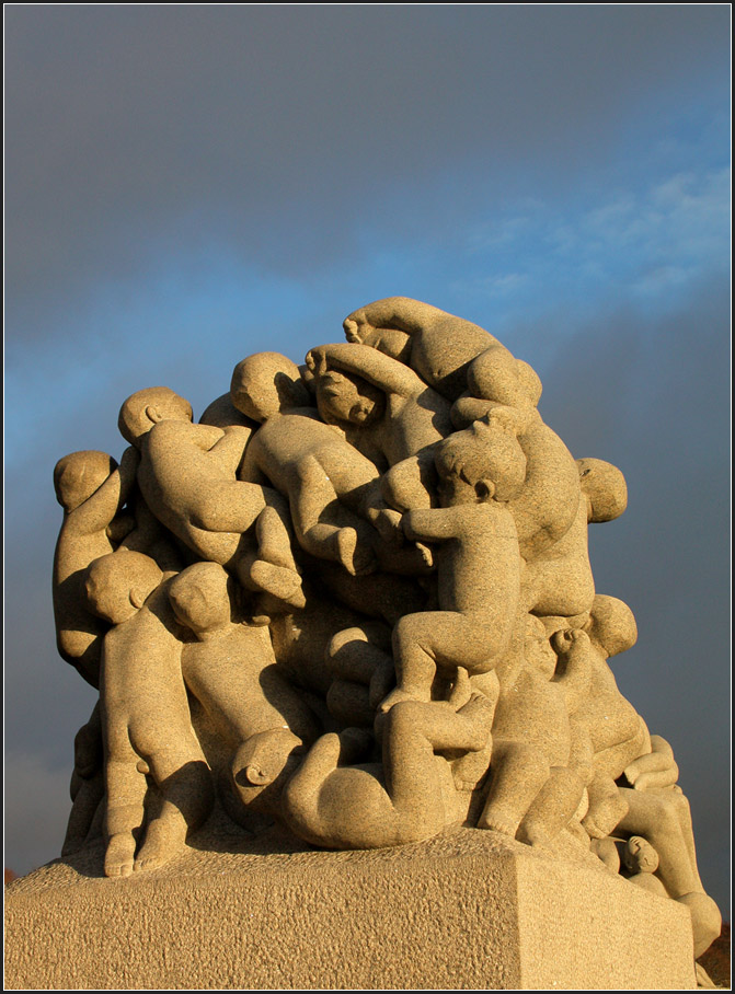 . Kleine Kinder -

Skulpturengruppe beim Monolitten in der Vigeland-Anlage in Oslo.

29.12.2013 (Matthias)