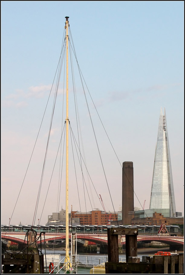 . Korrespondierende Formen -

Der Segelmast und das Shard-Hochhaus (Renzo Piano) passen formal zusammen. Dazwischen den Turm der Tate Modern und die Blackfriars Bridge sowie der auf einer Brcke liegenden Bahnhof London Blackfriars.

01.07.2015 (M)