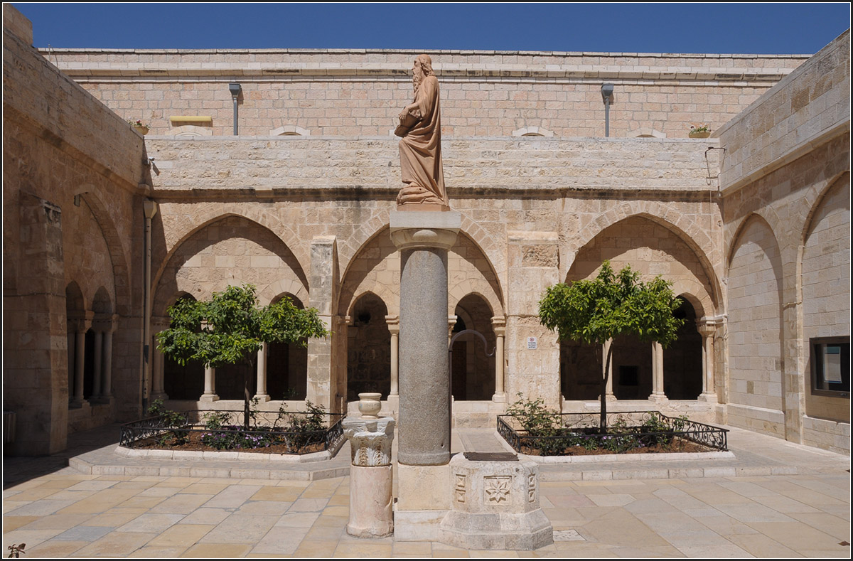 . Kreuzgang an der Geburtskirche -

Nrdlich der Geburtskirche liegt dieser Mitte des 20. Jahrhunderts wieder aufgebauten Kreuzganges mit der Statue des heiligen Hieronymus im Innenhof.

27.03.2014 (Jonas)