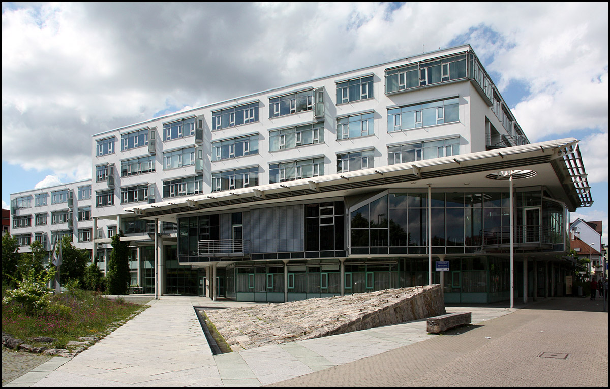 . Landratsamt Ulm - 

1987 wurde das Landratsamt des Alb-Donau-Kreises in Ulm fertiggestellt. Es entstand nach Plnen der Architekten Auer und Weber. Auer und Weber waren bis 1979 Partner von Gnther Behnisch, bei diesem Gebude ist dieser Einfluss deutlich erkennbar. Obwohl jetzt immerhin ber 25 Jahre alt, ist das Gebude immer noch recht ansehbar. 

Zahlreiche weiter Fotos:
http://architektur.startbilder.de/name/galerie/kategorie/architekten~auer-weber-architekten-stuttgart-muenchen~1987-2003-landratsamt-ulm.html

24.05.2014 (Matthias)