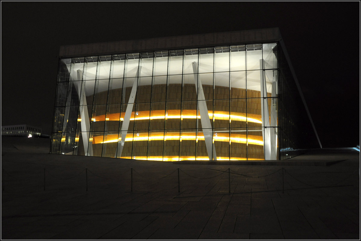 . Leuchtendes Foyer - 

Das neue Osloer Opernhaus im Dunkeln. 

29.12.2013 (Jonas)