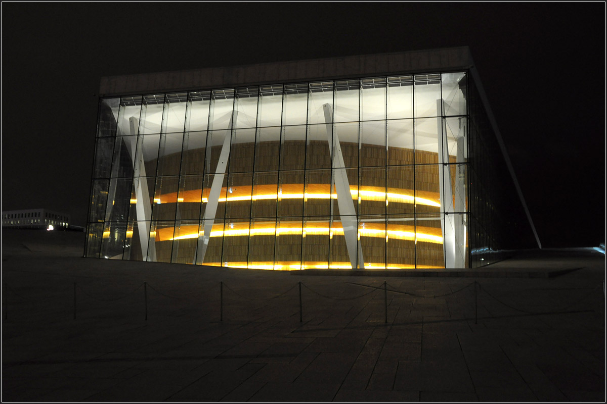 . Leuchtendes Foyer - 

Das neue Osloer Opernhaus im Dunkeln. 

29.12.2013 (Jonas)