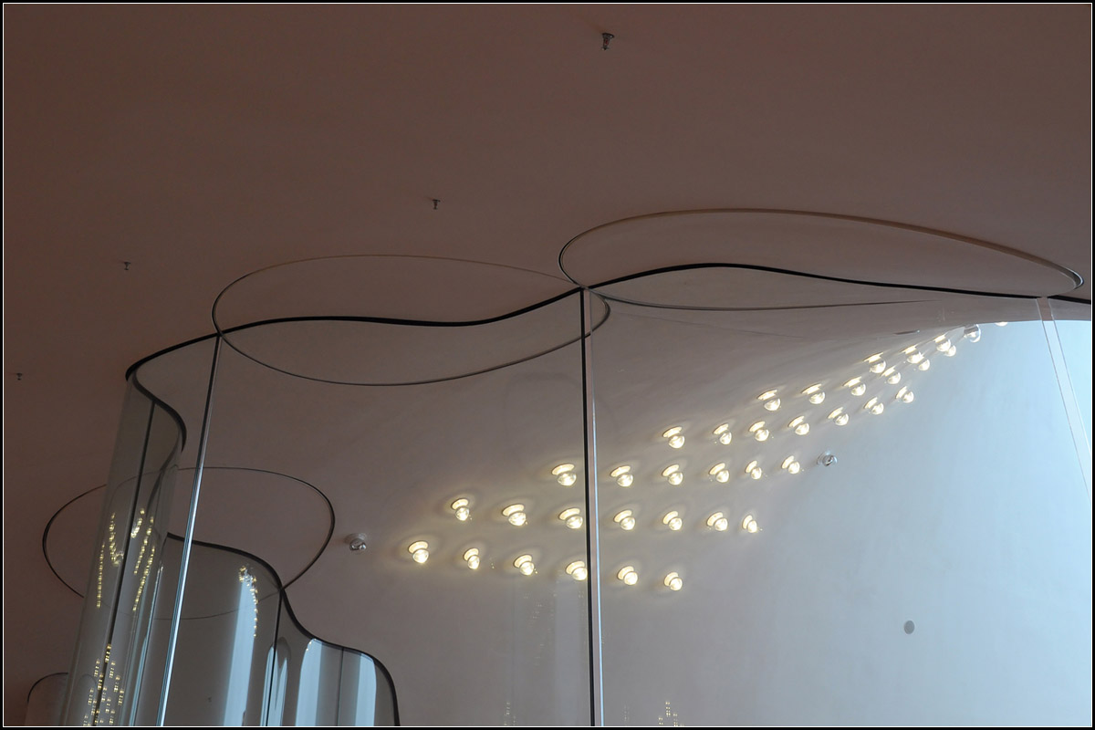 . Lichterdecke -

Sowohl im Innern, als auch auf den Terrassen finden sich diese zu Gruppen zusammengefassten spezielle fr die Elbphilhamonie entwickelten Deckenleuchten.

03.01.2017 (J)