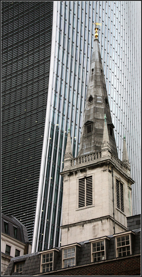 . Londoner Kontraste -

Der Kirchturm der St Margaret Pattens wird erdrückt von dem Hochhaus 20 Frenchurch Street (Walkie-Talkie) daneben.

24.06.2015 (M)