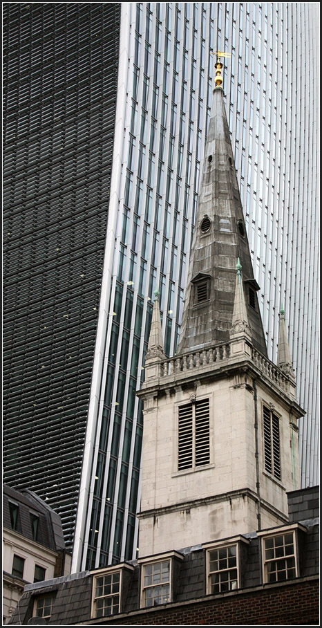 . Londoner Kontraste -

Der Kirchturm der St Margaret Pattens wird erdrckt von dem Hochhaus 20 Frenchurch Street (Walkie-Talkie) daneben.

24.06.2015 (M)