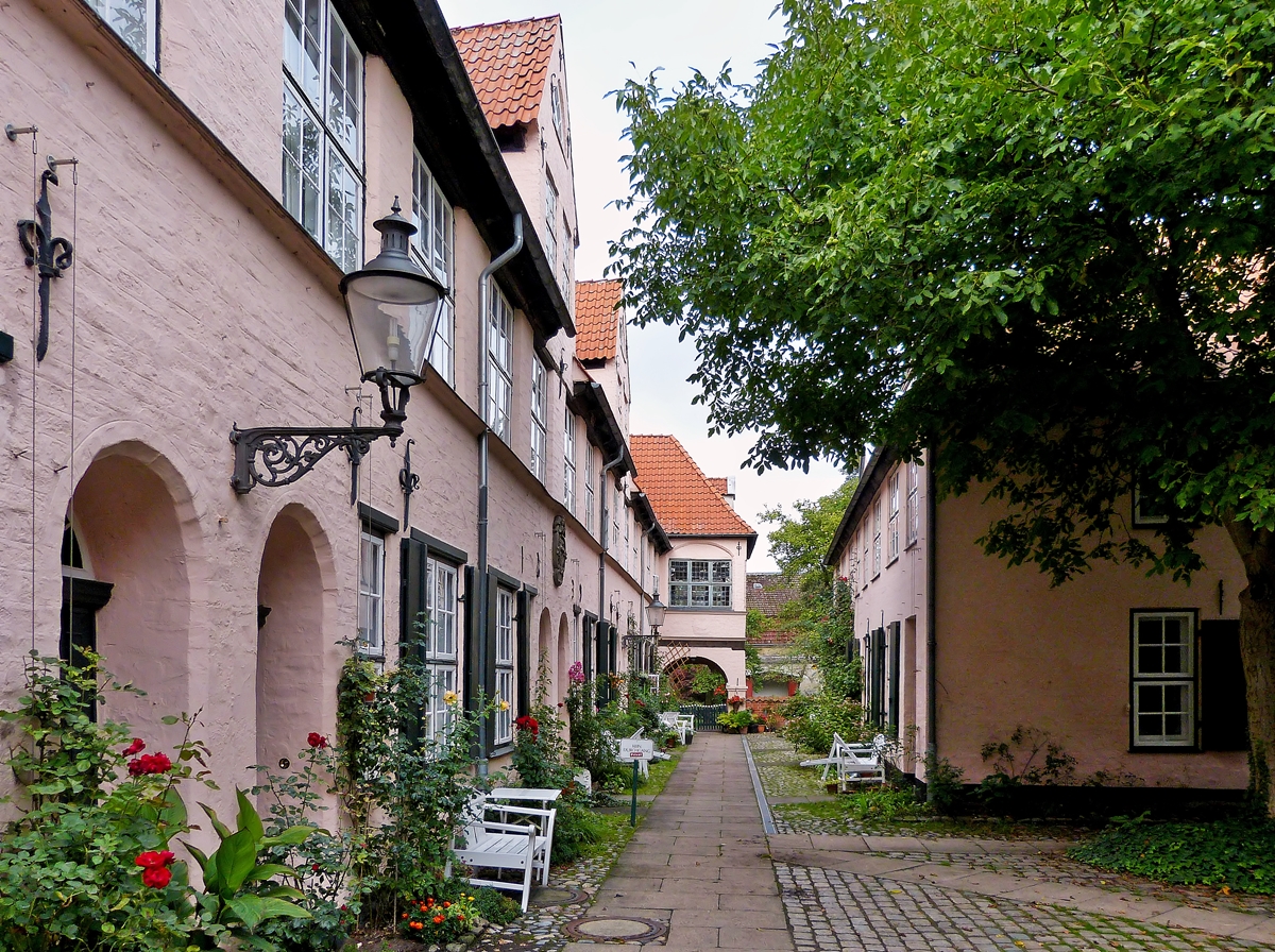 . Lbeck - Der Flchtlingshof in der Glockengieerstrae. 20.09.2013 (Hans)

Der Fchtingshof ist einer der herausragenden Lbecker Gnge und Hfe in der Glockengieerstrae unterhalb der Katharinenkirche. Er wurde 1639 seiner Bestimmung bergeben und umfasst als Wohnhof 20 Wohnungen fr Witwen von Schiffern und Kaufleuten. Die frhbarocke Wohnanlage steht unter Denkmalschutz und ist Bestandteil des Lbecker Weltkulturerbes. An der Glockengieerstrae befindet sich an der Fassade um den Hofeingang ein fr Lbecker Verhltnisse auergewhnlich reprsentatives Sandsteinportal am Eingang zum dahinterliegenden Stiftungshof. Die Stiftungsinschrift ber dem Portal wurde von dem Rechenmeister Arnold Mller kalligraphisch gestaltet.