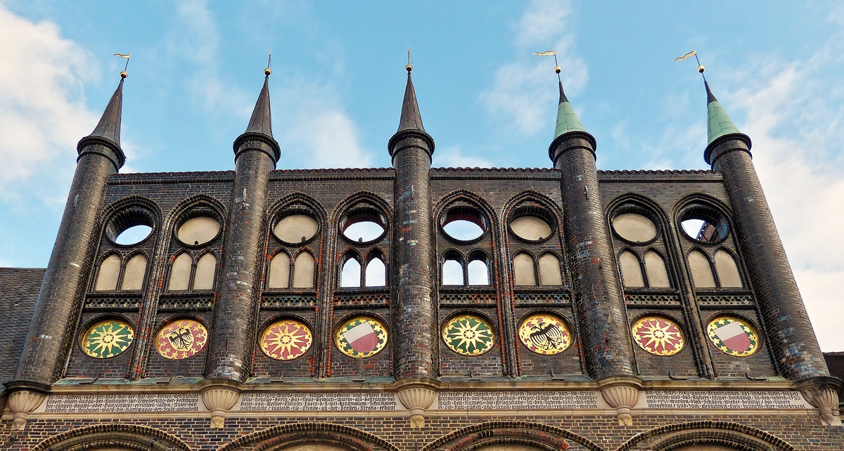 . Lübeck - Die Schaufassade aus Backsteingotik des historischen Rathauses. 20.09.2013 (Hans)