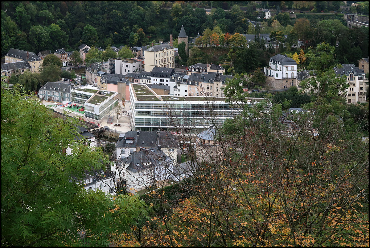 . Luxemburg-Clausen -

Blick von einem Aussichtspunkt am Mudam (Musée d'Art Moderne Grand-Duc Jean) auf dem Kirchberg hinunter nach Clausen mit dem Neubau der Zentralschule in Bildmitte. Rechts oben ist noch die Luxemburger Nordstrecke mit dem Clausener Viadukt erkennbar.

05.10.2017 (M)