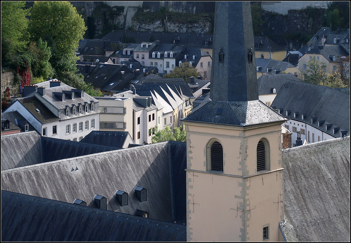 . Luxemburg-Grund -

Blick vom Bockfelsen hinunter ins Tal der Alzette zum Luxemburger Stadtteil Grund mit dem Turm der Kirche Saint-Jean im Vordergrund.

03.10.2017 (M)