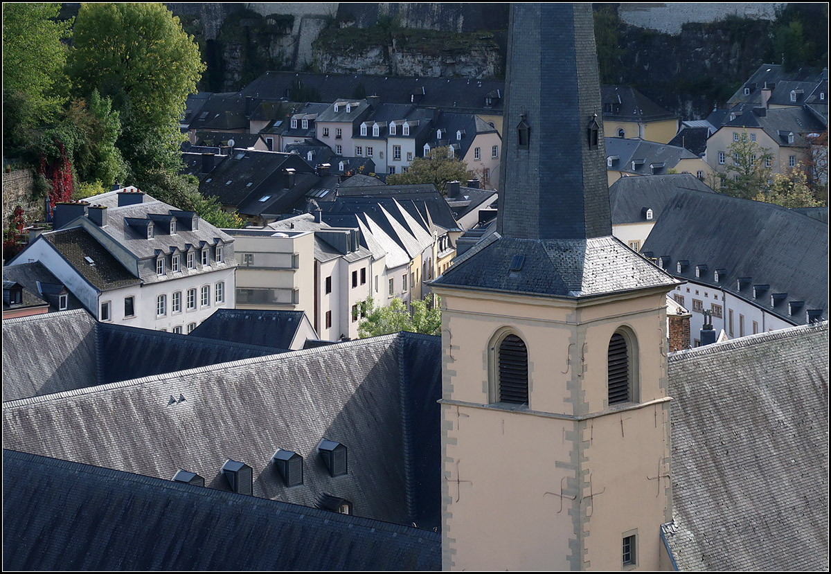 . Luxemburg-Grund -

Blick vom Bockfelsen hinunter ins Tal der Alzette zum Luxemburger Stadtteil Grund mit dem Turm der Kirche Saint-Jean im Vordergrund.

03.10.2017 (M)