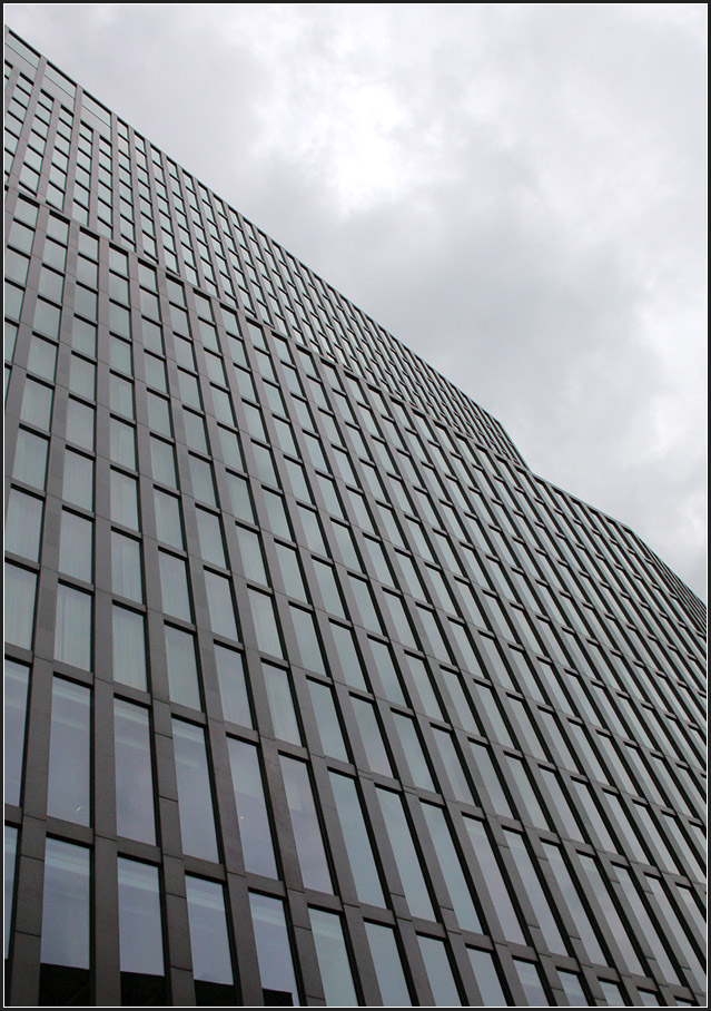 . Man muss nicht immer ein Bild gerade richten -

Gerasterte Fassade des Empire Riverside Hotels in Hamburg.

28.08.2011 (Matthias)