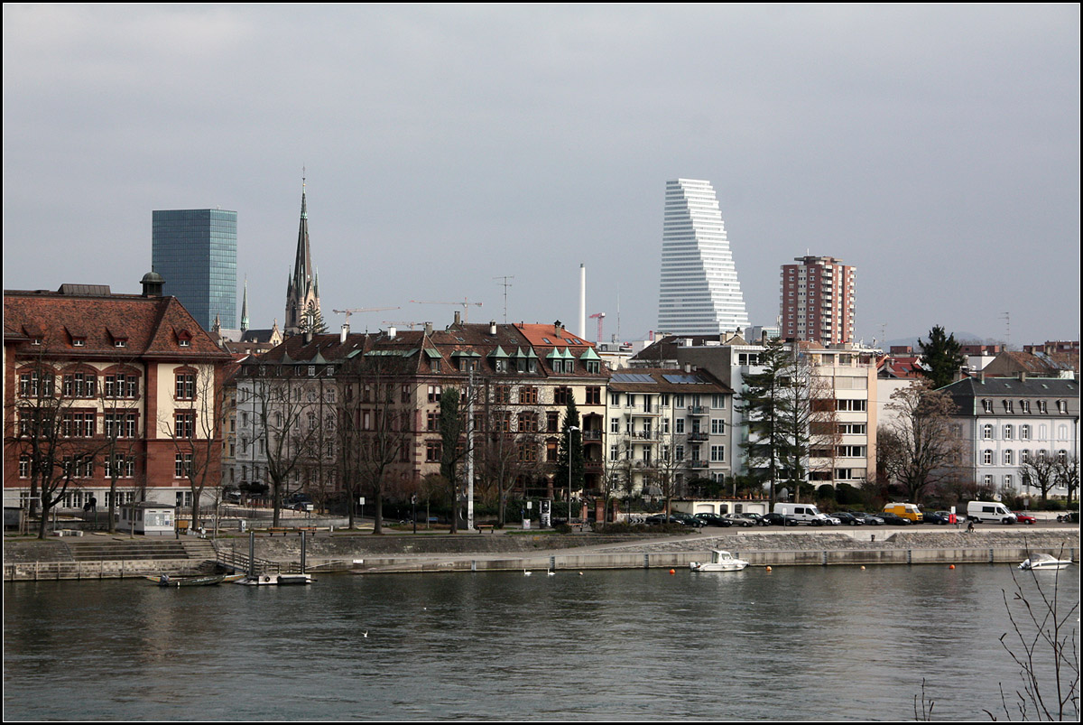 . Markiert den Verlauf des Rheins -

... in Basel, der Roche-Tower (das helle Hochhaus rechts). 

Der 175 Meter hohe Turm des Pharmakonzerns Roche der Basler Architekten Herzog & de Meuron wurde 2015 fertiggestellt. Die Breitseite des Hochhaus liegt parallel zum Rheinufer und so kann man von der Dreirosenbrcken im Norden der Stadt die Biegung des Rheines in Basel nachvollziehen.

14.03.2016 (M)