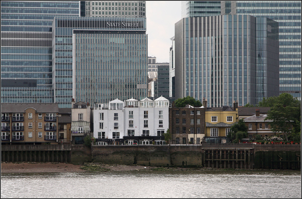 . Mastabssprung -

Brohochhuser hinter kleinen Wohngebuden auf der Isle of Dogs in London.

26.06.2015 (M)