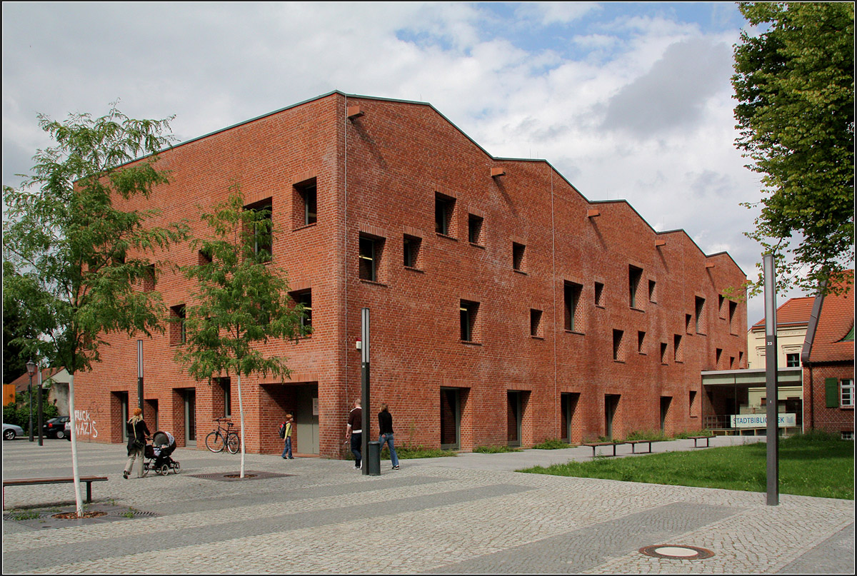 . Mittelpunktsbibliothek Berlin-Kpenick -

Bruno Fioretti Marquez Architekten (Berlin), Fertigstellung: 2008. Wertung: Ein zeitgenssisches Bauwerk, das gut in sein Umfeld passt. Schn finde ich das  dicke  Ziegelmauerwerk mit den vielen unregelmssig verteilten kleinen Fenstern. Auch innen ist das Gebude berzeugend: Rumliche Verbindung der Ebenen ber Luftrume, sichtbare Holzkonstruktion der Decke mit Oberlichtern. Auch die Regale wurden von den Architekten gestaltet. Extra wegen diesem Bauwerk haben wir einen Abstecher nach Kpenick gemacht.

Weitere Aufnahmen:
http://architektur.startbilder.de/name/galerie/kategorie/architekten~verschiedene~2008-mittelpunktsbibliothek-koepenick.html

18.08.2010 (Matthias) 