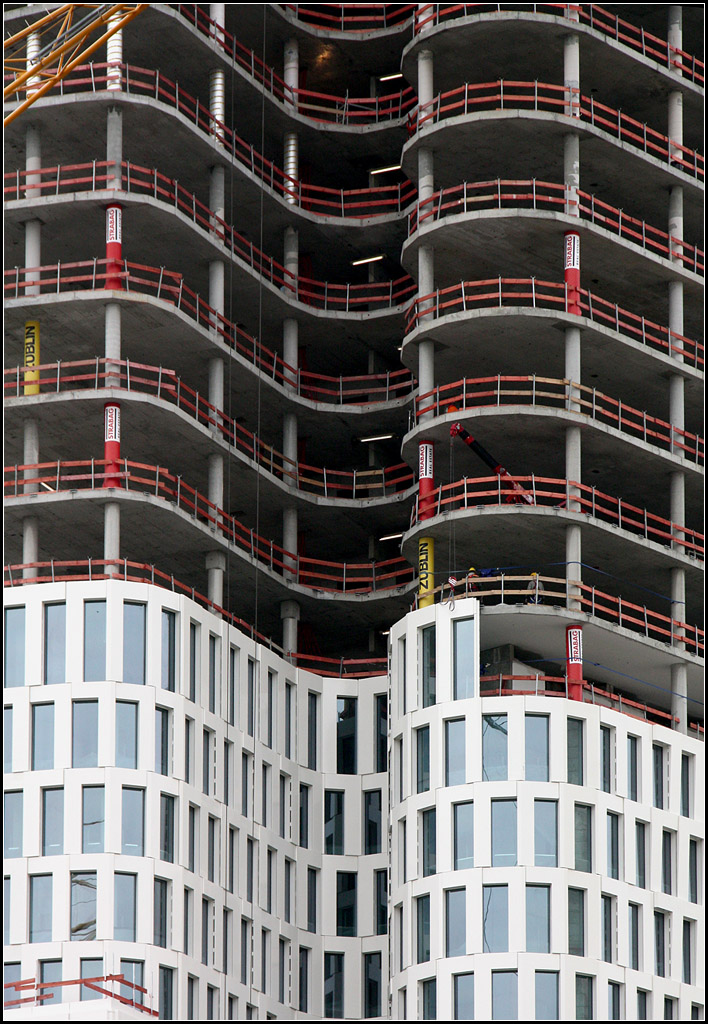 . Nach dem Skelett die Haut -

Vom Werden eines Hochhauses. Im Februar 2016 war das Upper West in Berlin-Charlottenburg noch in Bau. Dem Betonskelett wird ein Fassade vorgehngt. Geplant wurde das Gebude von KSP Engel Zimmermann Architekten.

26.02.2016 (M)