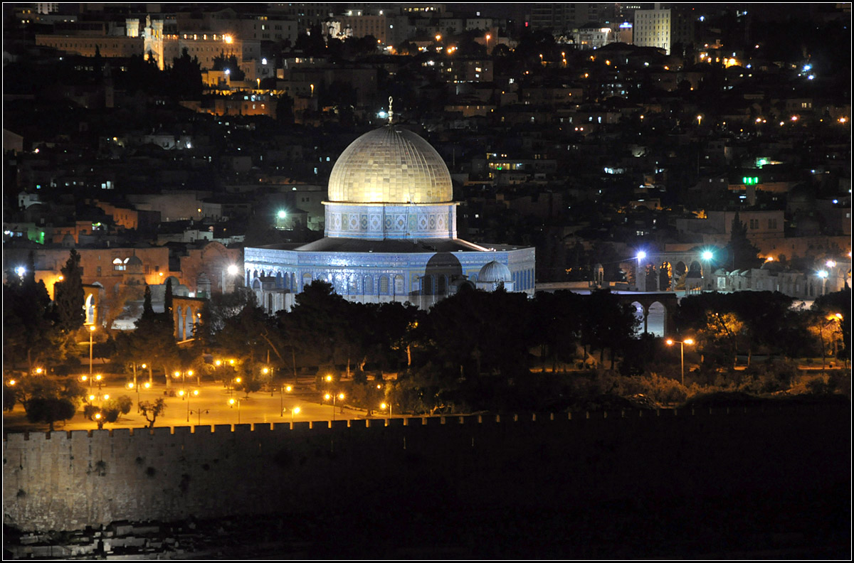 . Nchtlicher Blick auf den Felsendom -

Blick vom lberg auf die Jerusalemer Altstadt mit dem Felsendom.

21.03.14 (Jonas)