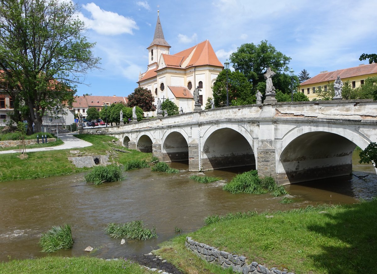  Namest nad Oslavou, St. Johannes der Tufer Kirche und Barockbrcke  mit zwanzig 1737 von Josef Winterhalder geschaffenen Sandsteinfiguren (30.05.2019)