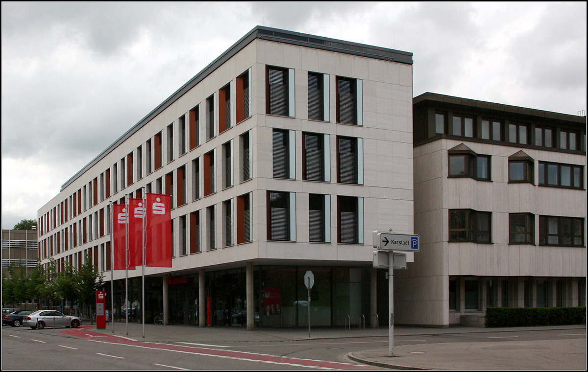 . Natursteinfassade -

Kreissparkasse Memmingen von Auer Weber Architekten, Fertigstellung: 2010. Whrend das Erdgeschoss und das Dachgeschoss verglast sind, ist der wesentliche Teil des Gebudes zur Strae hin mit Naturstein verkleidet.

http://www.auer-weber.de/de/projekte/details/sparkasse-memmingen.html

24.05.2014 (Matthias)